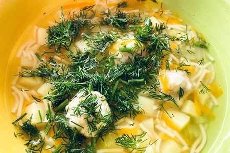 Фото к рецепту: Суп лапша с фрикадельками на каждый день