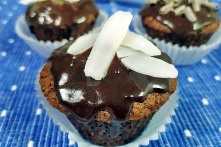 Фото к рецепту: Шоколадные маффины с кокосовой стружкой