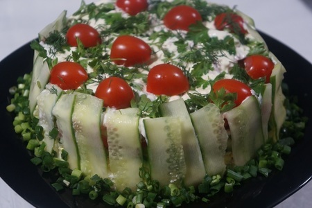 Фото к рецепту: Слоеный салат с печенью трески