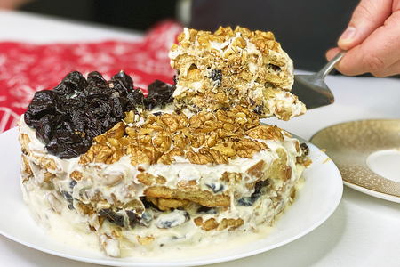 Фото к рецепту: Райский торт со сметанным кремом, орехами и черносливом за 15 минут