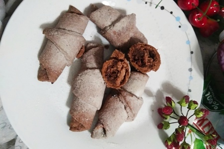 Фото к рецепту: Шоколадные рогалики с шоколадом и вишневым джемом «махеевъ» «кусочки лета»