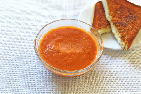 Фото к рецепту: Томатный суп-пюре с запеченными помидорами и сливками