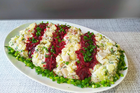 Фото к рецепту: Полосатый салат с сельдью и свеклой