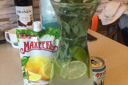 Фото к рецепту: Лимонад с киви, соком алоэ и джемом «махеевъ» «кусочки лета»