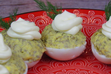 Фото к рецепту: Фаршированные яйца с грибами