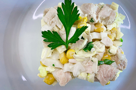 Фото к рецепту: Салат с куриной грудкой и кукурузой
