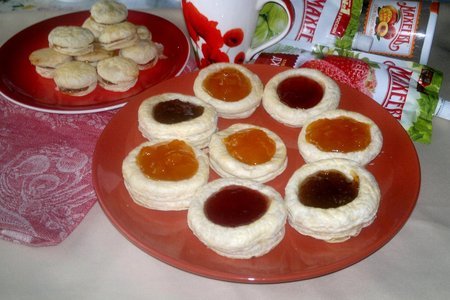 Фото к рецепту: Волованы и печенье с джемом «махеевъ» «кусочки лета»
