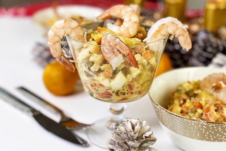 Фото к рецепту: Царский салат оливье с семгой и креветками