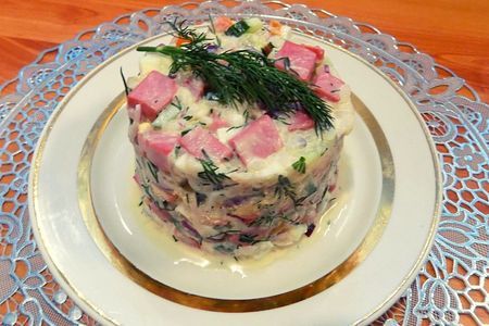 Фото к рецепту: Салат с рисом яйцами и колбасой