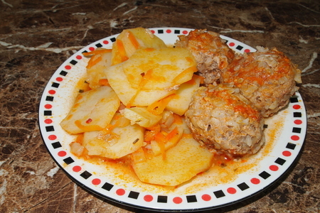 Фото к рецепту: Тефтели с подливкой и картошкой