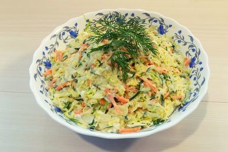 Фото к рецепту: Салат из капусты с яйцом и огурцом