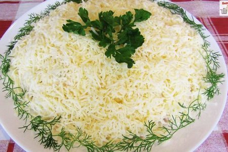 Фото к рецепту: Слоеный салат с индейкой и сыром