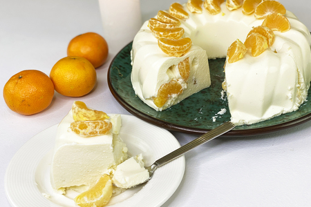 Фото к рецепту: Творожный торт с мандаринами, без выпечки