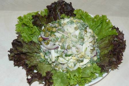 Фото к рецепту: Салат с зеленым горошком и кальмарами