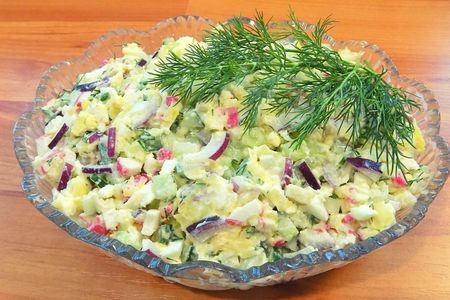 Фото к рецепту: Салат из крабовых палочек с плавленным сыром и огурцом