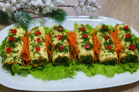 Фото к рецепту: Закуска из корейской моркови и сыра, на новый год