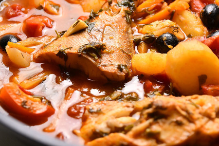 Фото к рецепту: Тушеная рыба с овощами "хашлама"