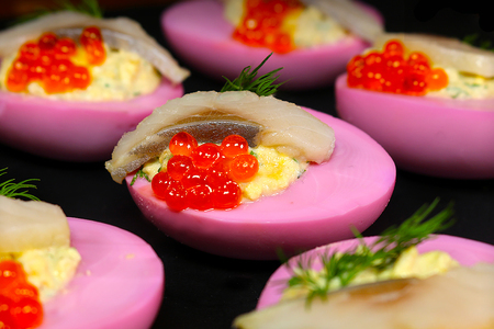 Фото к рецепту: Закуска из розовых фаршированных яиц