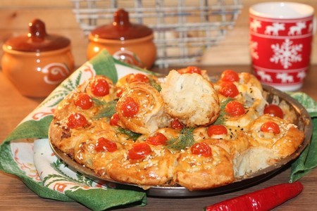 Фото к рецепту: Пирог с начинкой в пряном соусе