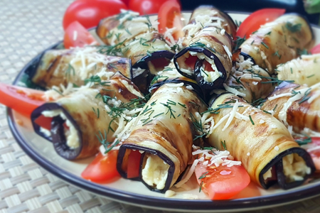 Фото к рецепту: Рулетики из баклажанов с сыром и помидорами