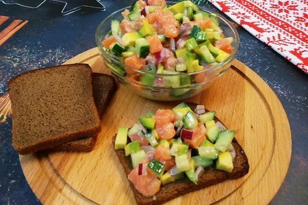 Фото к рецепту: Салат с авокадо и форелью