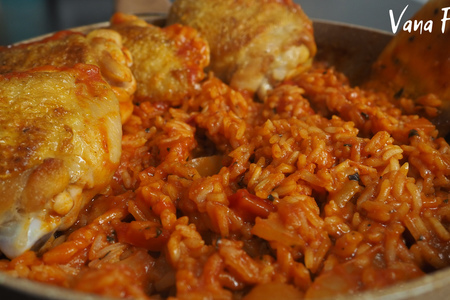 Фото к рецепту: Рис с курицей в одной сковородке за 30 минут