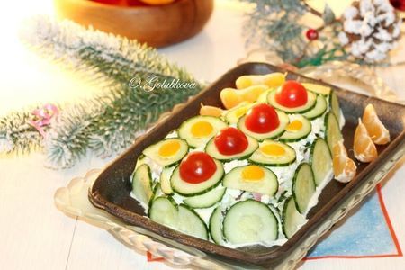 Фото к рецепту: Салат с беконом и овощами "елочка"