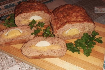 Фото к рецепту: Куриный рулет с яйцом и сыром