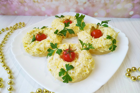 Фото к рецепту: Сырная закуска на ананасовых кольцах