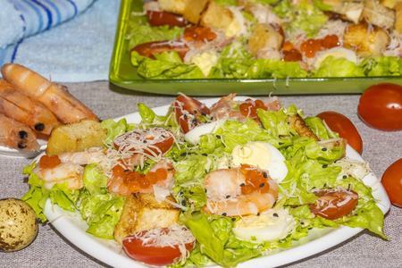 Фото к рецепту: Новогодний салат с океанскими креветками и помидорами