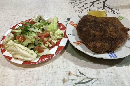 Фото к рецепту: Шницель с салатом на гарнир