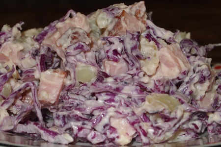 Фото к рецепту: Салат с копченым мясом и краснокачанной капустой