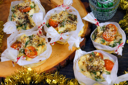 Фото к рецепту: Горячее меню на новый год | треска в сливочно-сырном соусе запеченная в лукошках