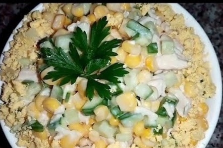 Фото к рецепту: Салат с мясом и кукурузой