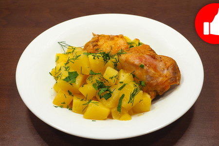 Фото к рецепту: Картошка с курицей в мультиварке на второе