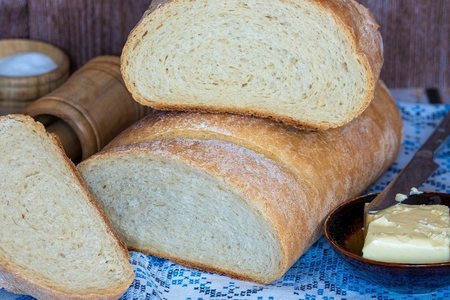 Фото к рецепту: Домашний пшеничный хлеб из дрожжевого сдобного теста