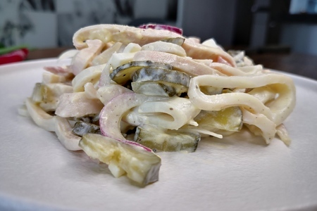 Фото к рецепту: Салат с кальмарами, яйцом, грибами и маринованными огурцами 