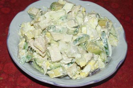 Фото к рецепту: Салат с авокадо, яйцом и курицей