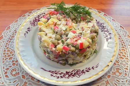 Фото к рецепту: Салат из крабовых палочек. с яйцом, сыром и зеленым горошком