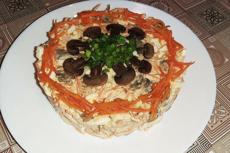 Фото к рецепту: Салат с копченой курицей, грибами и морковью по-корейски