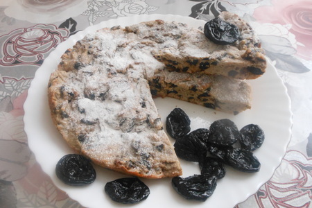 Фото к рецепту: Пирог с черносливом