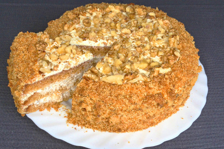 Фото к рецепту: Медовый бисквитный торт с грецкими орехами