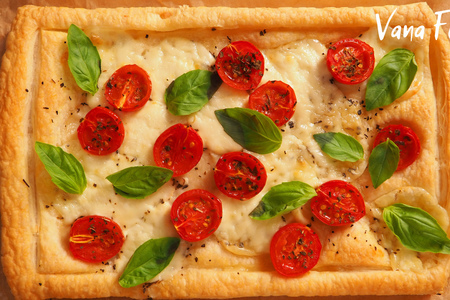 Фото к рецепту: Пирог из слоеного теста с помидорами и моцареллой