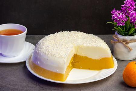 Фото к рецепту: Желейный апельсиновый торт без выпечки