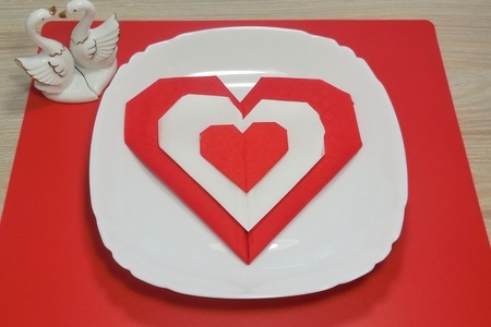 Фото к рецепту: Как украсить стол на день влюбленных/ салфетки в форме сердца