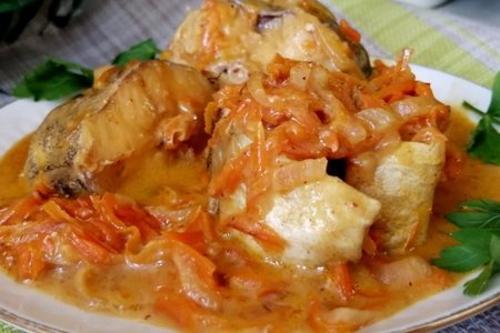 Фото к рецепту: Нежный минтай с овощами в сырно-сливочном соусе на сковороде