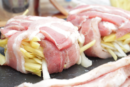 Фото к рецепту: Свиная грудинка с картофелем на углях