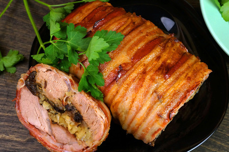 Фото к рецепту: Свиная вырезка запечённая с черносливом и яблоком
