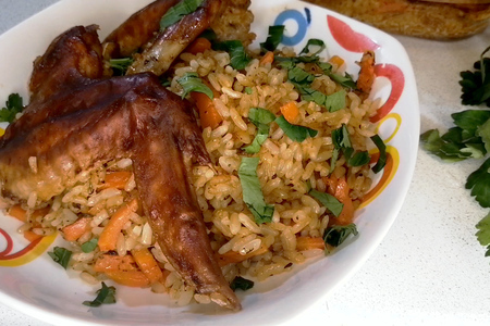 Фото к рецепту: Рис с овощами и куриными крыльями в духовке