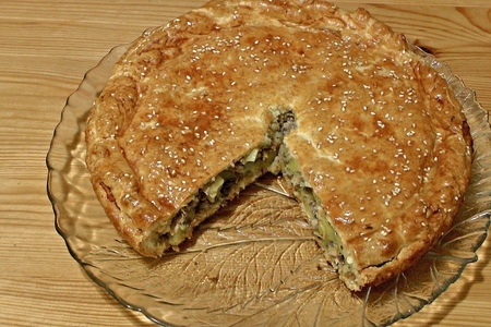 Фото к рецепту: Закрытый пирог из песочного теста, с рыбой и картофелем